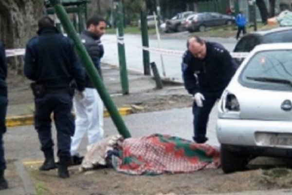 Un policía cruzó un semáforo en rojo, chocó y mató a una mujer