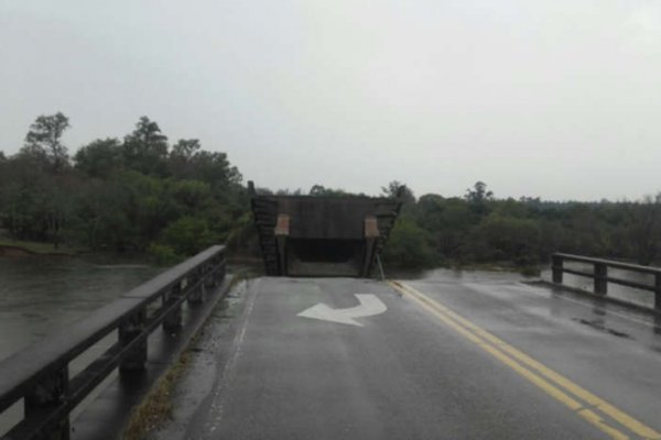 Un vehículo cayó del Puente Santa Rosa: Una mujer fue rescatada y buscan a un hombre en el arroyo