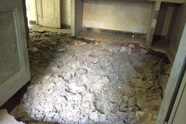 Corrientes: Destrozaron el piso en oficinas de la AOEM buscando un supuesto tesoro