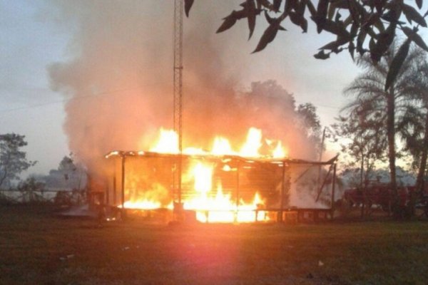 Voraz incendio destruyó una radio en Santa Rosa