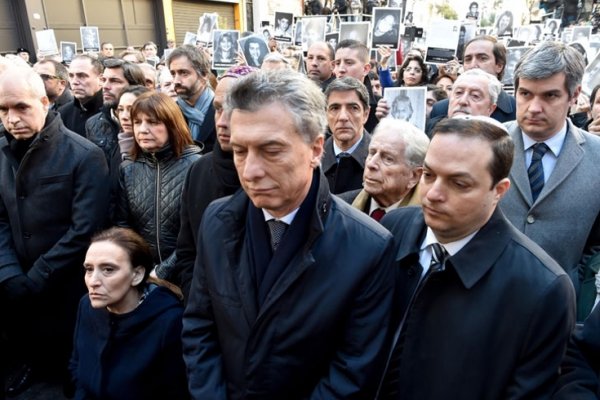 Decepción en el acto de Amia por la ausencia de Macri