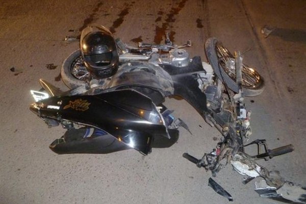 Hermanos circulaban en moto y terminaron chocando contra un auto: Una menor falleció