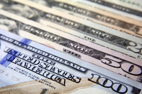 El dólar vuelve a pegar otro salto y marca un nuevo récord: $17,55