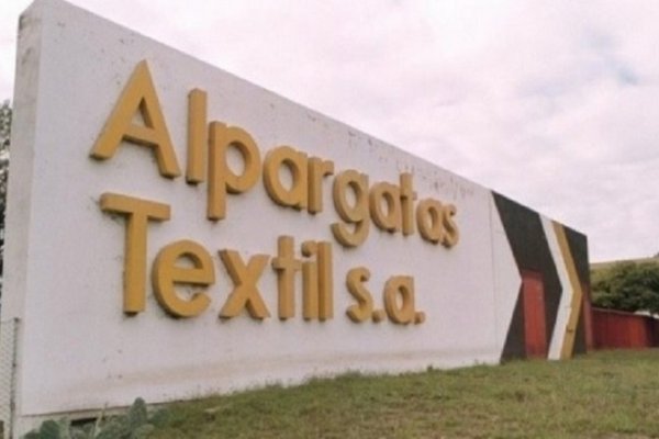 Alpargatas vendió una planta y adelantó vacaciones en otra