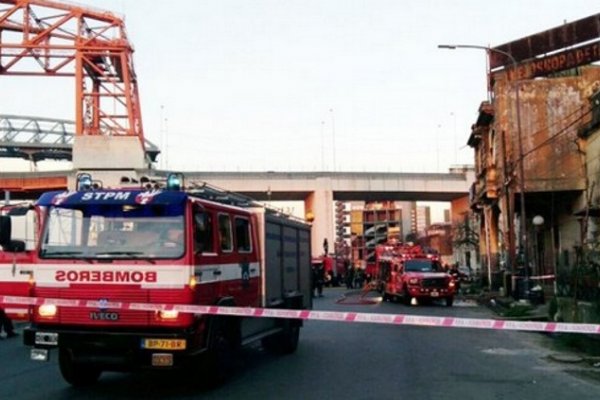 Voraz incendio destruyó un conventillo en La Boca