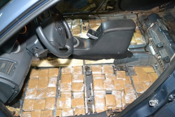 Secuestran 87 kilos de marihuana en un auto, además detienen a su conductor