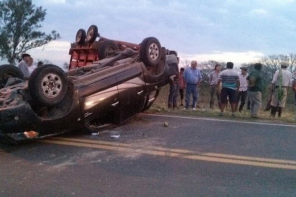 Volcó la camioneta en la que viaja Rubén Bassi