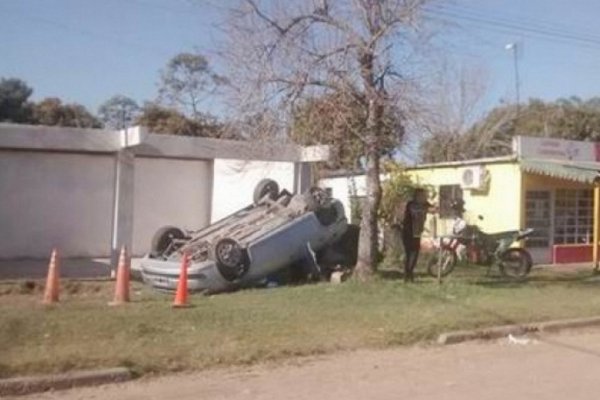 Prefecto volcó con su auto y arrolló a una joven en Ituzaingó