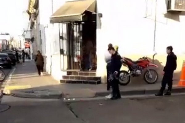 Tarjetero grave al colisionar con su moto en pleno centro