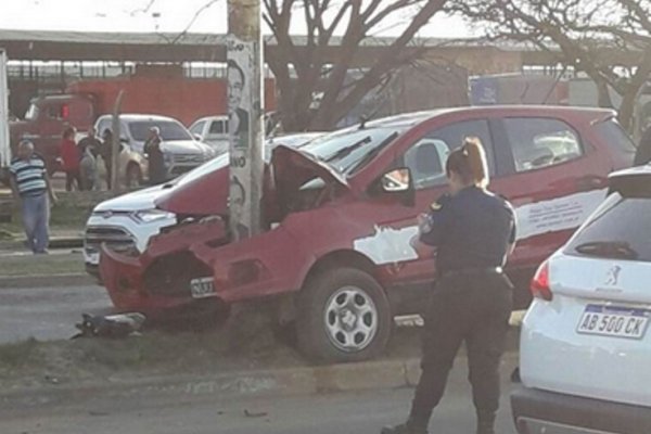 Conductor se desvaneció y chocó contra una columna de luz