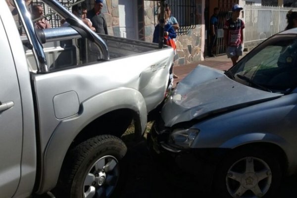 Un remisero chocó una camioneta estacionada