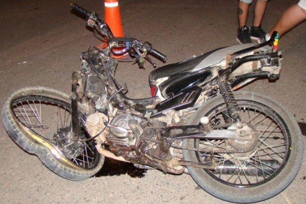 Alvear: Motociclista murió al chocar contra un colectivo