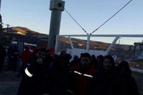 Los trabajadores de una petrolera tomaron la planta ante 267 despidos y la parálisis del yacimiento