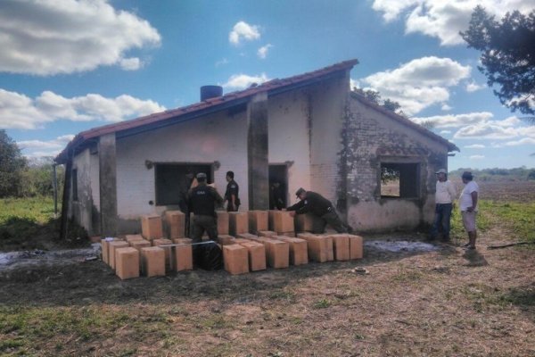 Secuestraron 39 mil atados de cigarrillos de una finca abandonada