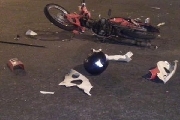 Motociclista hospitalizado al chocar caballos sueltos en Ruta 12