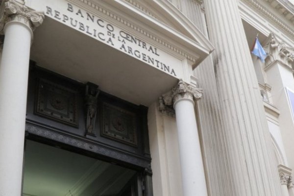 El Gobierno abre el paraguas y ya prepara millones para frenar la suba del dólar