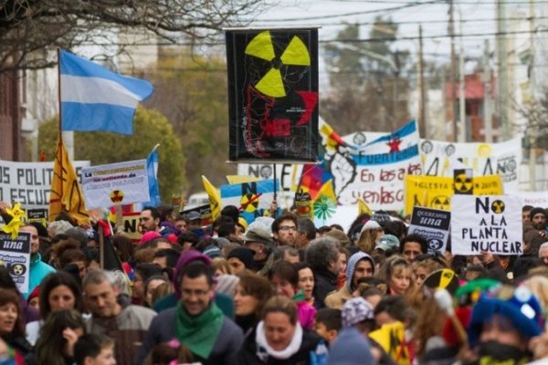 Masiva marcharon contra la instalación de una central nuclear en Río Negro