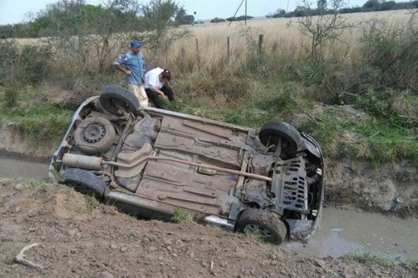 Docente de escuela rural se accidentó y terminó en un zanjón