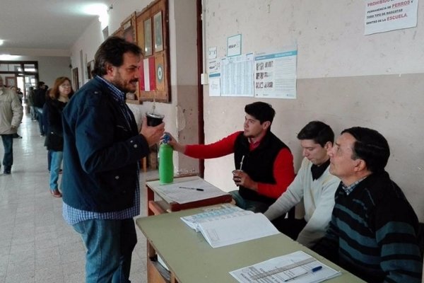 Caran recorrió las escuelas y pidió que los vecinos se acerquen a votar