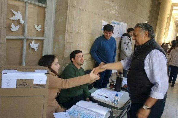 Pedro Cassani recorre los distintos lugares de votación