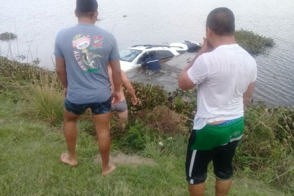 Penitenciarios rescataron una camioneta que cayó en una laguna