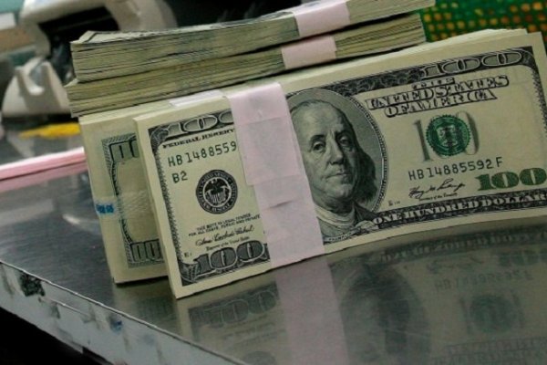 El dólar cayó otros 12 centavos y cerró a 17,37 pesos