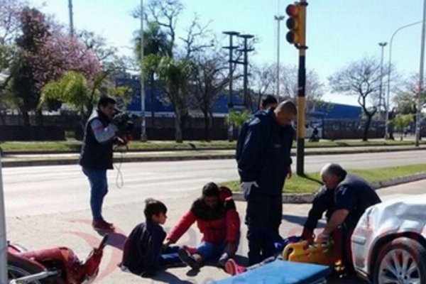 Imprudencia: Tres personas en una moto resultaron heridas al chocar contra un auto