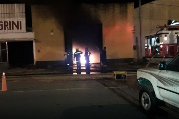 Esquina: Incendio causó pérdidas millonarias al destruir un depósito de electrodomésticos