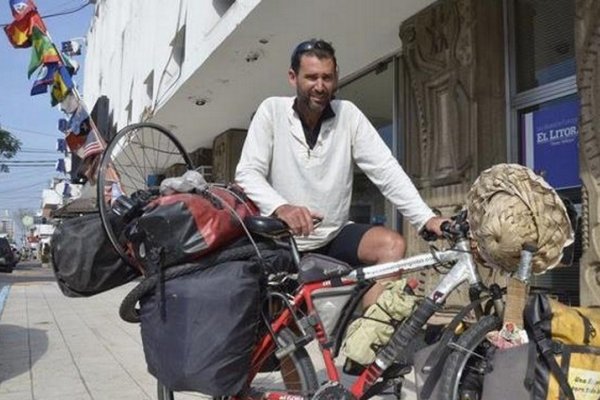 Recorrió el mundo durante 16 años en bici y se despide de su travesía en Corrientes