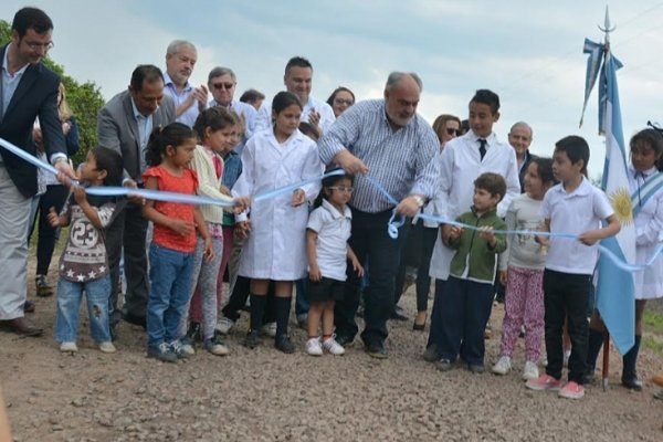 Colombi inauguró tramos de ripio