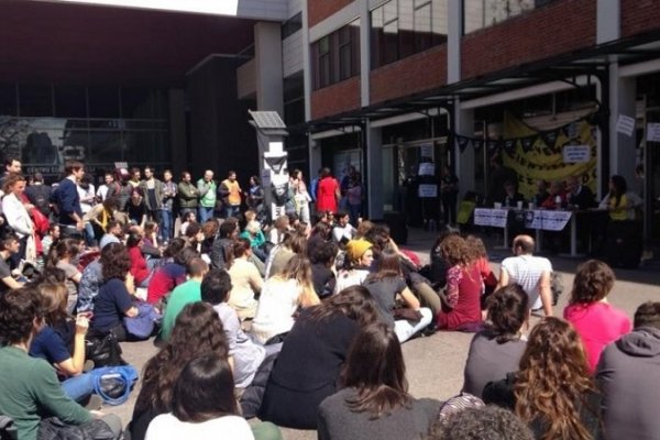 Por los recortes en Conicet, científicos toman el Ministerio de Ciencia