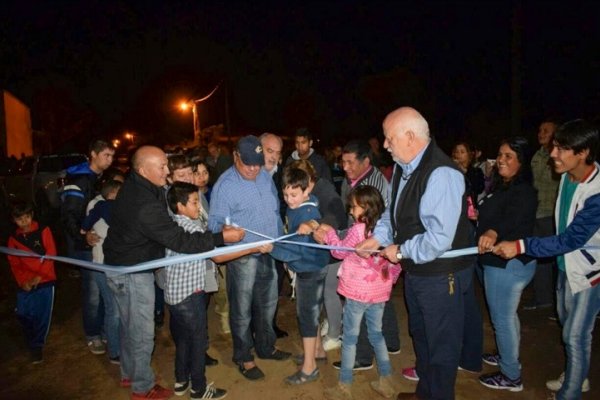 Colombi junto a Osella inauguró en Goya acceso e iluminación en el Barrio Santa Clara