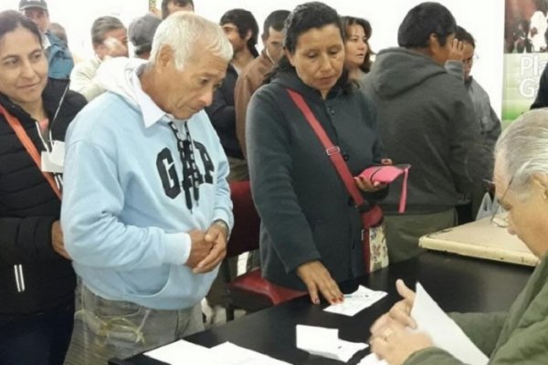 Continúa la entrega de subsidios a productores hortícolas afectados por la emergencia hídrica