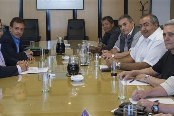 Gobierno y CGT retoman diálogo con el blanqueo laboral en el centro de la agenda