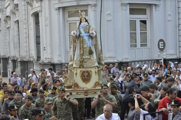 Una multitud emocionada caminó en procesión junto a su Patrona