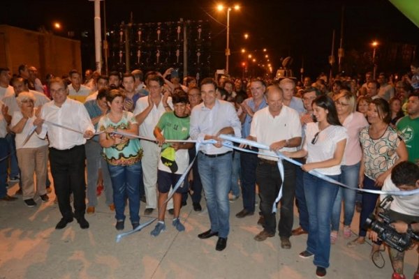 Valdés inauguró el pavimento de la avenida Paysandú y prometió mil cuadras más en Capital