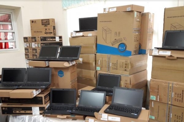 Entrega de netbooks a estudiantes de la Escuela Normal de San Roque