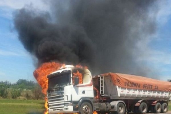 Corrientes: un camión se prendió fuego por Ruta 12