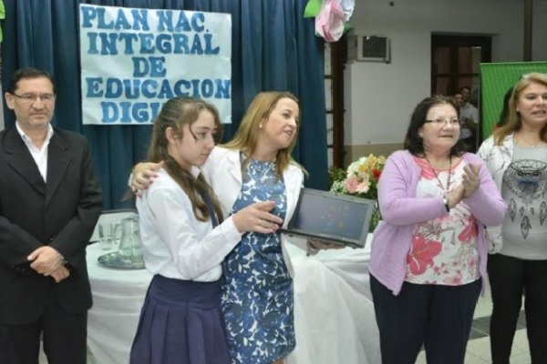 Entregaron casi 300 notebooks en la Escuela Carmen Molina de Llano