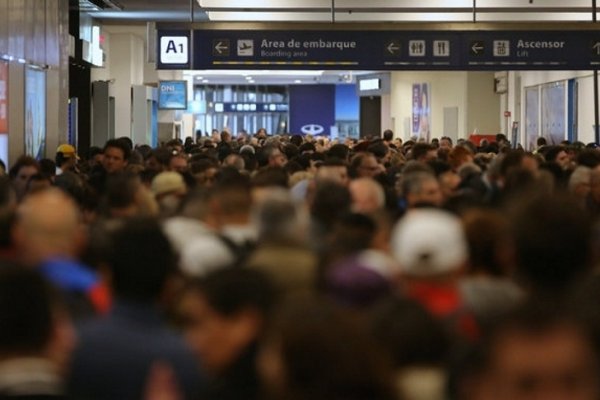 Tensión en Aeroparque por decenas de vuelos cancelados de Aerolíneas Argentinas y Austral