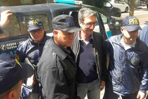 Detuvieron a un profesor por arrojarle huevos a Macri en La Pampa