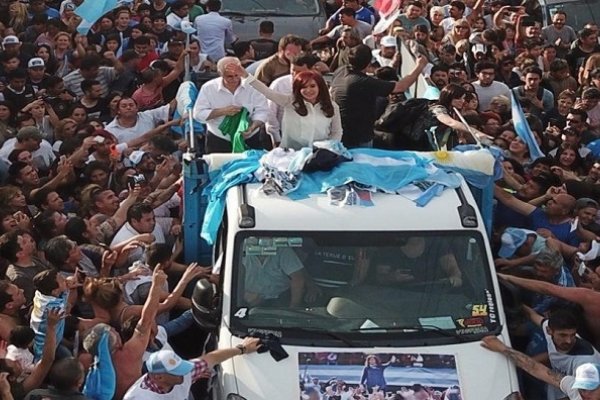 En una caravana por el GBA, Cristina pidió que la voz del pueblo vuelva al parlamento