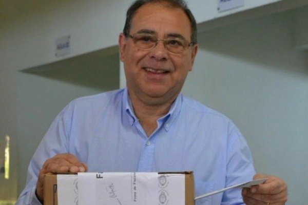 Eduardo Tassano votó y auguró una fiesta cívica