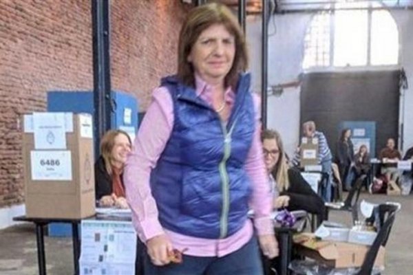 Patricia Bullrich esquivó a la prensa y votó casi de incógnito