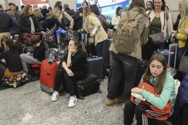 Gremios aeronáuticos anunciaron un paro para el martes en Aerolíneas y Austral