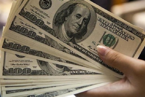 El dólar baja tres centavos a $ 17,81