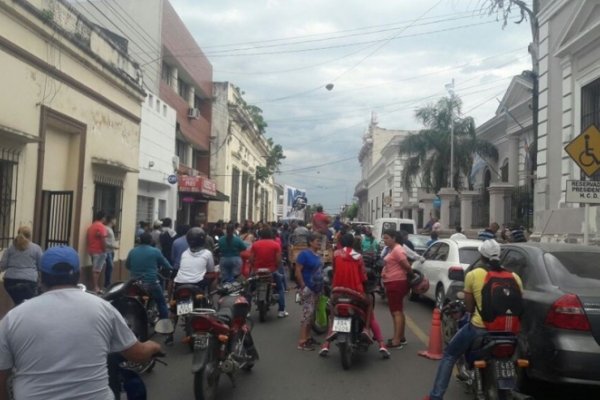 Protesta frente a la Comuna: Agrupaciones sociales piden arreglos de calles del barrio Quilmes