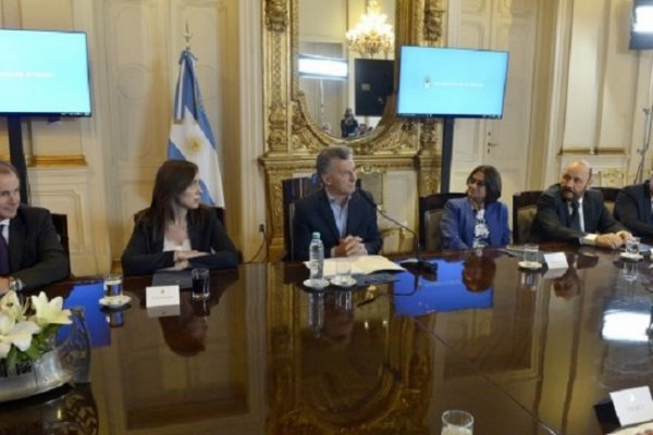 Macri pidió bajar los sueldos de los estatales