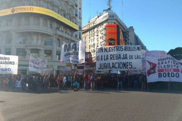 Masiva movilización en contra de la flexibilización laboral y la CGT