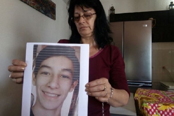 La madre de Enzo insiste que el joven está con vida